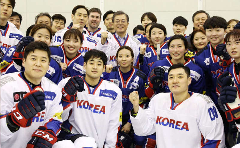 South Korean President Moon Jae-in poses for photographs with South Korean women's and men's ice hockey team players during his visit to Jincheon National Training Center in Jincheon, South Korea January 17, 2018. Photo: Reuters