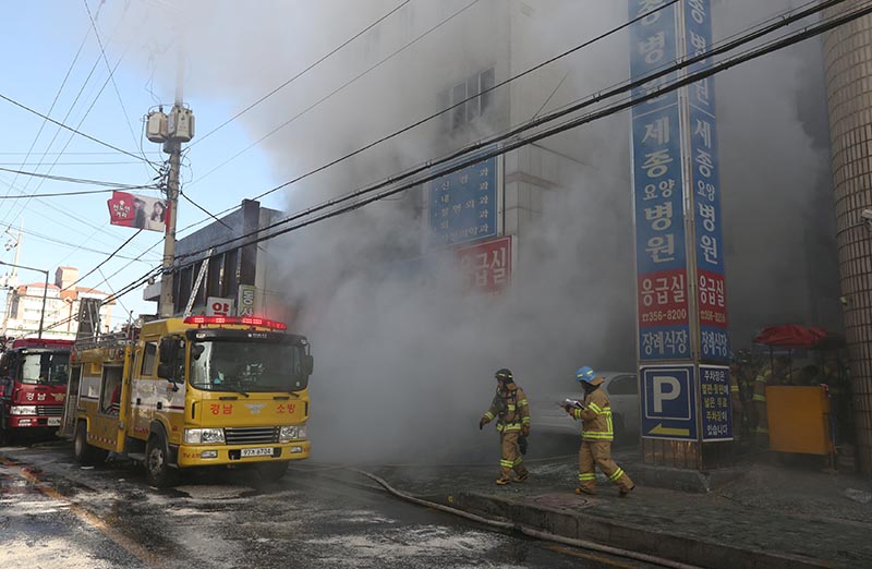 Smoke rises from a burning hospital in Miryang, South Korea, on January 26, 2018.  Photo: Kim Dong-min/Yonhap via Reuters