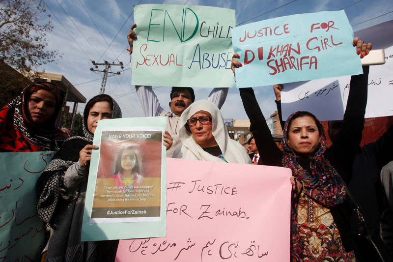 People chant slogans and hold signs to condemn the rape and killing of 7-year-old girl Zainab Ansari in Kasur, during a protest in Peshawar, Pakistan January 11, 2018. Photo: Reuters