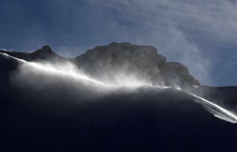 Strong winds blow snow on a ridge in Adelboden, Switzerland January 6, 2018. Photo: Reuters