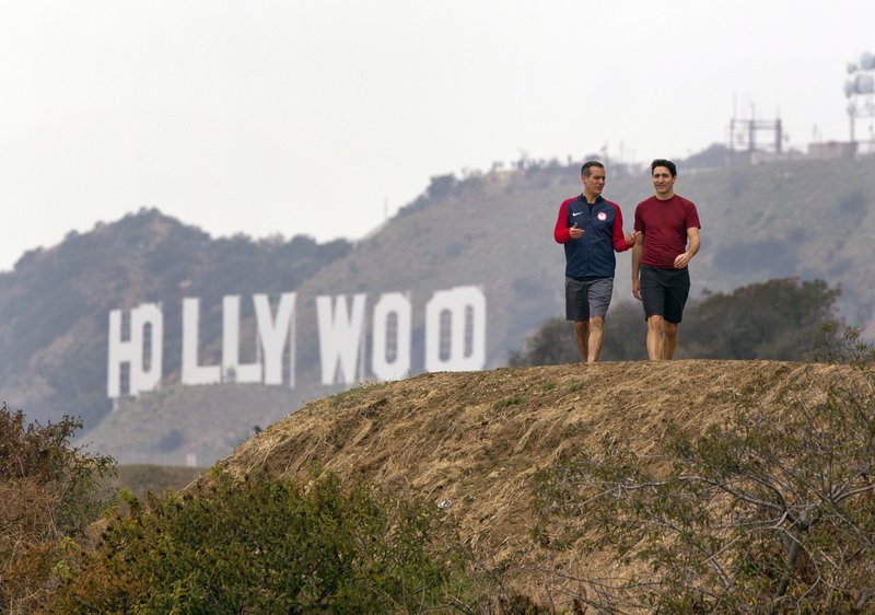 Los Angeles Mayor Eric Garcetti, left and Canadian Prime Minister Justin Trudeau take a hike in the Hollywood hills after a news conference at the Griffith Observatory, Saturday, February 10, 2018. Photo: AP