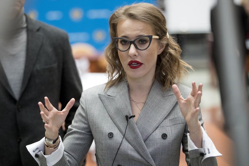 Russian celebrity TV host Ksenia Sobchak, who wants to challenge Russian President Vladimir Putin in the March 18 presidential election, speaks to media as she submits boxes containing signatures in support of her candidacy in the Central Election Commission in Moscow, Russia, Wednesday, January 31, 2018. Photo : AP
