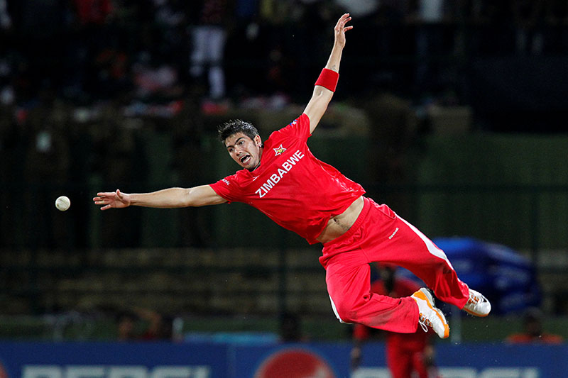 FILE PHOTO: Zimbabwe's Graeme Cremer attempts to stop a shot during their ICC Cricket World Cup Group A match against Pakistan in Pallekele, Sri Lanka, March 14, 2011. Photo: Reuters