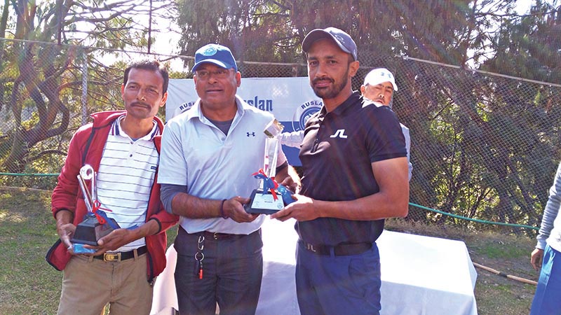 Jawalakhel Group of Companies Director Shrihar SJB Rana handing over the trophy to Shreejay Acharya after the fourth edition of Ruslan Monthly Medal Golf Tournament at the RNGC on Saturday. Photo: THT