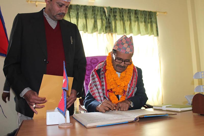 Principal Secretary Reshmiraj Pandey assuming  office at the Office of Chief Minister and Council of Ministers, in Hetauda, on Friday, February 2, 2018. Photo: THT