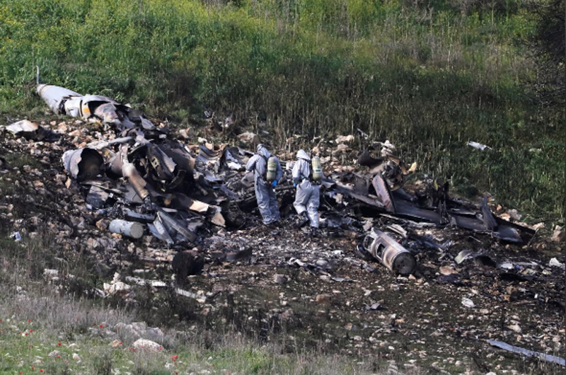 Israeli security forces examine the remains of an F-16 Israeli war plane near the Israeli village of Harduf, Israel February 10, 2018. Photo: Reuters