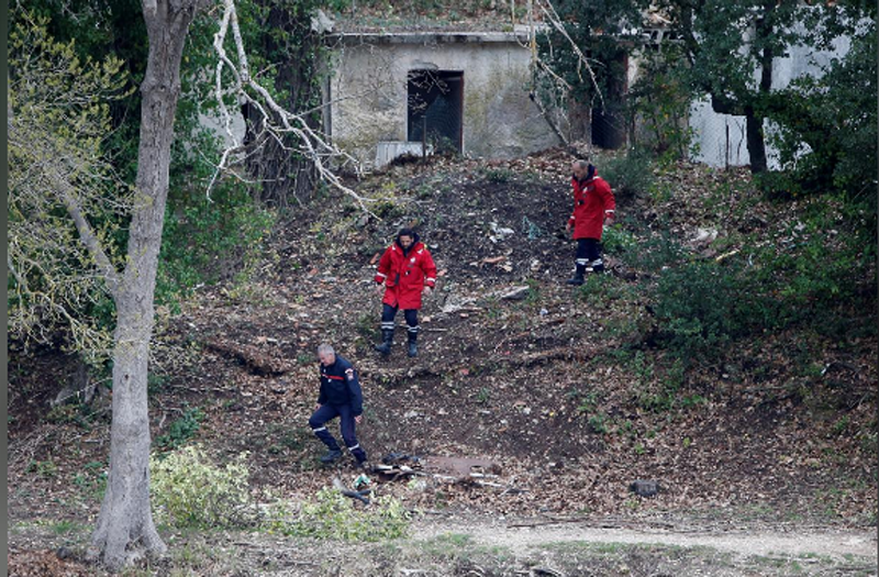 Rescue personnel descend a hill near the site where two French military helicopters belonging to an army flight training school crashed killing five people near the Lac de Carces in the southeastern Var region, France, February 2, 2018. Photo: Reuters 