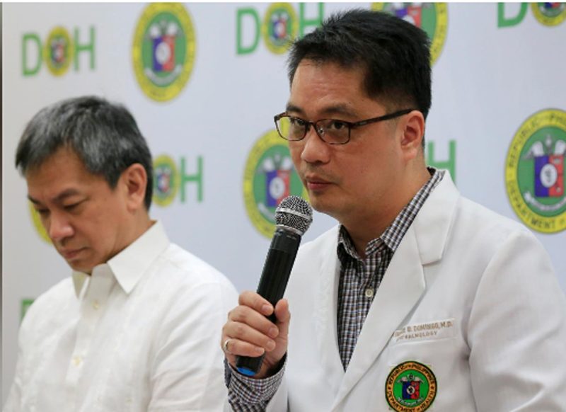 Dr. Rolando Enrique Domingo (R), Undersecretary of the Department of Health (DOH), with Dr. Gerardo Legaspi, Director of the Philippine General Hospital (PGH), answer questions during a news conference at the DOH headquarter in metro Manila, Philippines February 2, 2018. Photo: Reuters.