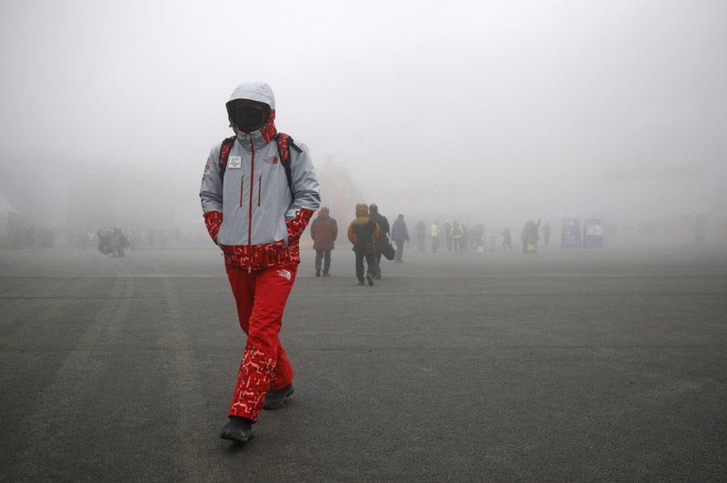 A volunteer walks in a foggy Pyeongchang Olympic Plaza during the 2018 Winter Olympics in Pyeongchang, South Korea, on Saturday, Feb. 24, 2018. Photo: AP