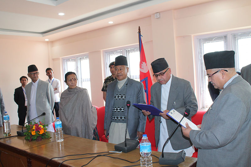 Chief Attorney of Province 3 Surya Chandra Neupane being administered the oath of office and secrecy by Chief Judge at Patan High Court Prakash Kumar Dhungana in the presence of Governor Anuradha Koirala, Chief Minister Dormani Poudel, Speaker Sanu Kumar Shrestha, among others, in Hetauda, on Thursday, March 22, 2018. Photo: Prakash Dahal