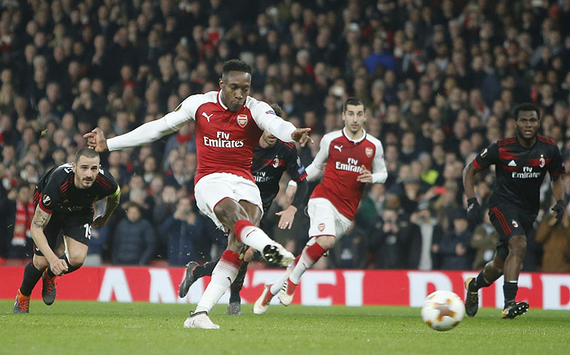 Arsenal's Danny Welbeck scores his side opening goal on a penalty during the Europa League round of 16 second leg soccer match between Arsenal and AC Milan at the Emirates stadium in London, on Thursday, March, 15, 2018. Photo: AP