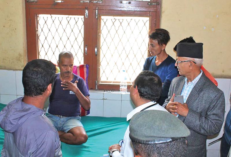 Province 3 Chief Minister Dormani Poudel talking to a patient during an inspection visit to Hetauda Hospital, in Makawanpur, on Friday, March 23, 2018. Photo: THT