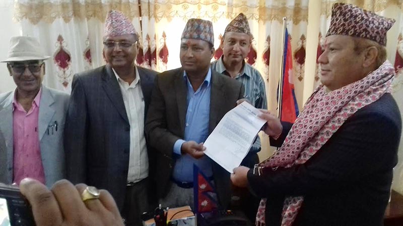 Coordinators of District Coordination Committees handing over a memoradum to Province 7 Finance and Planning Minister Jhapat Bohora, in Dhangadi, on Thursday, March 8, 2018. Photo: THT