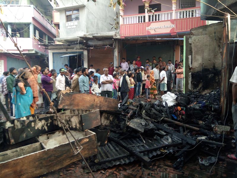 A crowd gathers to see the building that caught fire at Gudari Hatiya in Rajbiraj Municipality-7 of Saptari, on Saturday, March 10, 2018. Photo: Byas Shankar Upadhyay/THT