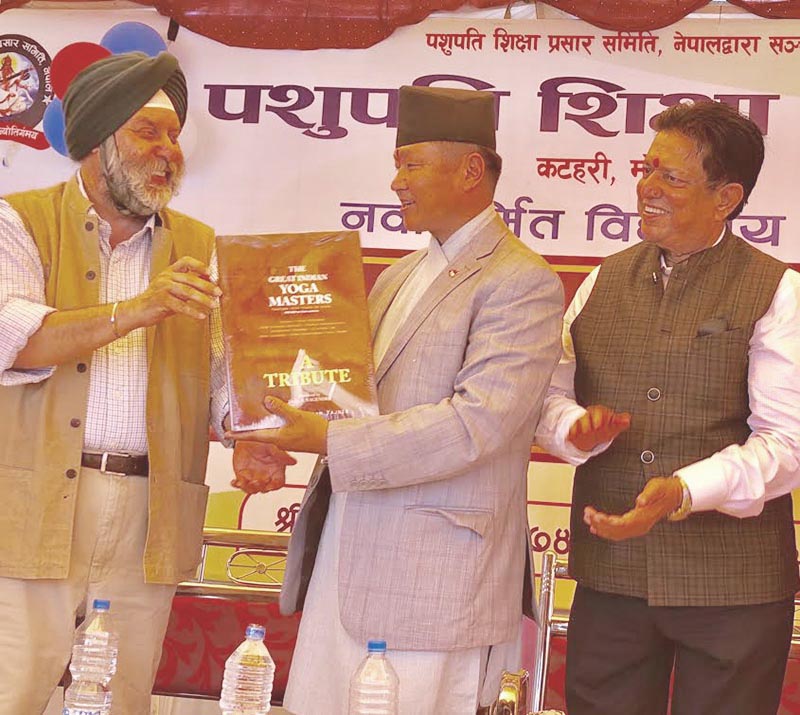 Chief Minister Sherdhan Rai handing over a gift to Indian Ambassador Manjeev Singh Puri, in Morang, on Sunday, March 25, 2018. Photo: THT