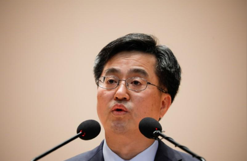 FILE-South Korean Finance Minister Kim Dong-yeon speaks during his inaugural ceremony in Sejong government complex in Sejong, South Korea, June 15, 2017. Photo: Reuters 