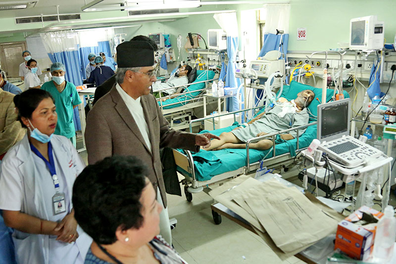 Former Prime Minister and Nepali Cogress President Sher Bahadur Deuba visiting US-Bangla air crash survivors at KMC hospital in Kathmandu, on Tuesday, March 13, 2018. Photo: RSS