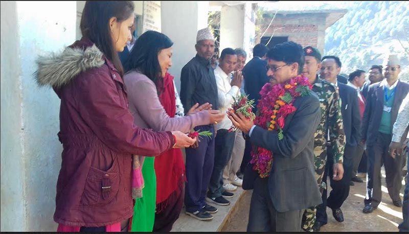 Locals welcoming Chief Minister Trilochan Bhatta, in Patan Municipality, Baitadi, on Saturday, March 17, 2018. Photo: Tekendra Deuba