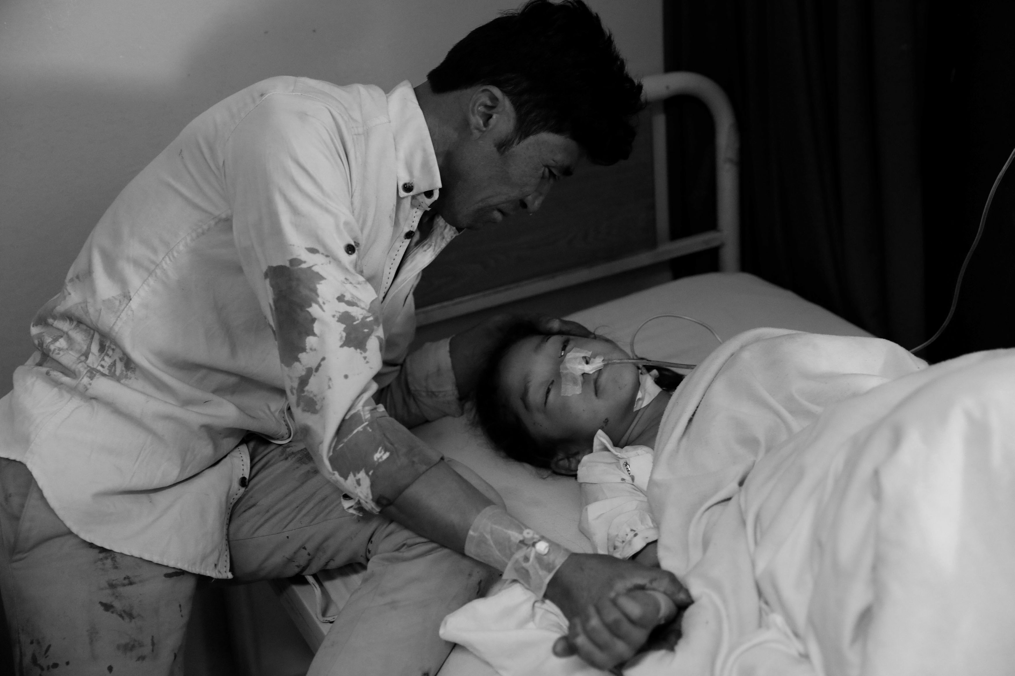 An injured girl receives a treatment at a hospital after a suicide attack in Kabul, Afghanistan April 22, 2018. Photo: REUTERS