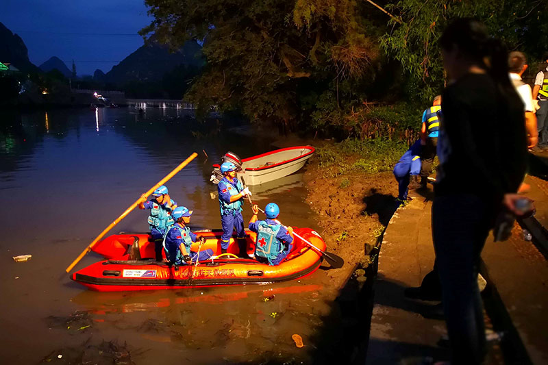 Rescue workers search for people after two dragon boats practicing to race on a river overturned, in Guilin, Guangxi Zhuang Autonomous Prefecture, China April 21, 2018. Photo: Reuters