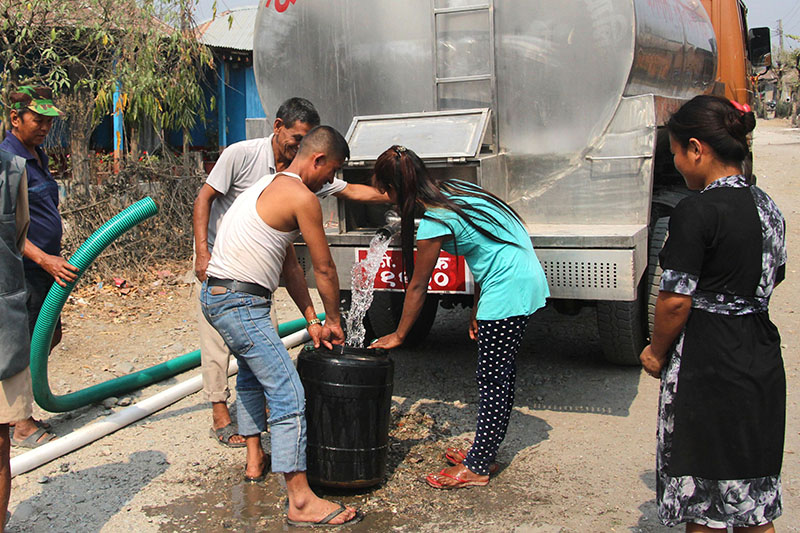 A tanker distributing water to locals in Dharan, Sunsari, on Saturday. Photo: THT