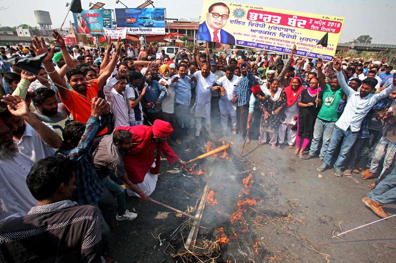 People belonging to the Dalit community shout slogans as they burn an effigy depicting India's Prime Minister Narendra Modi during a nationwide strike called by Dalit organisations, in Amritsar, India, April 2, 2017. Photo: Reuters