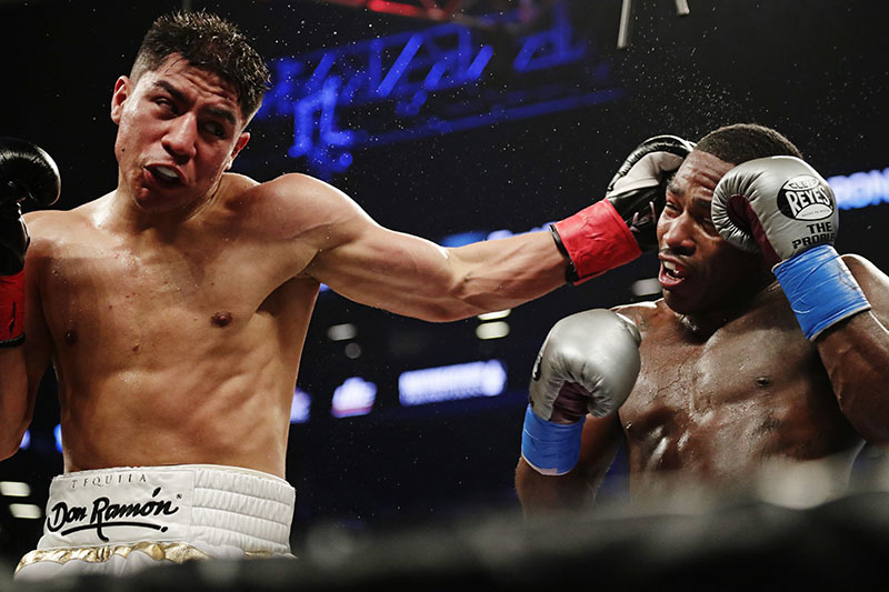 Jessie Vargas (left), hits Adrien Broner with a left during the fourth round of a welterweight boxing match, in New York, on Saturday, April 21, 2018. Photo: AP