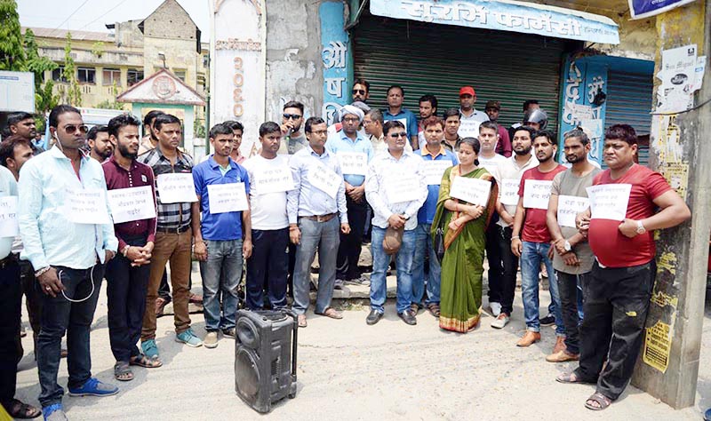 Locals staging a protest outside Narayani Sub-regional Hospital against the  recent hike in medical fees, in Birgunj, on Friday, April 27, 2018. Photo: THT