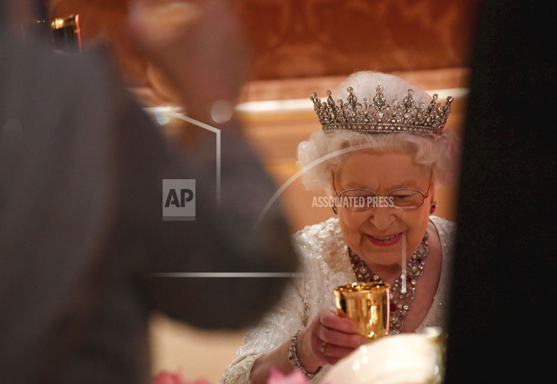 Britain's Queen Elizabeth raises her glass during speeches at The Queen's Dinner, during the Commonwealth Heads of Government Meeting at Buckingham Palace in London, Thursday, April 19, 2018. Photo: AP