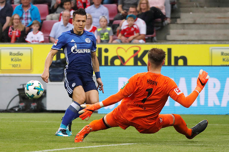Schalke's Yevhen Konoplyanka in action with Cologne's Timo Horn. Photo: Reuters