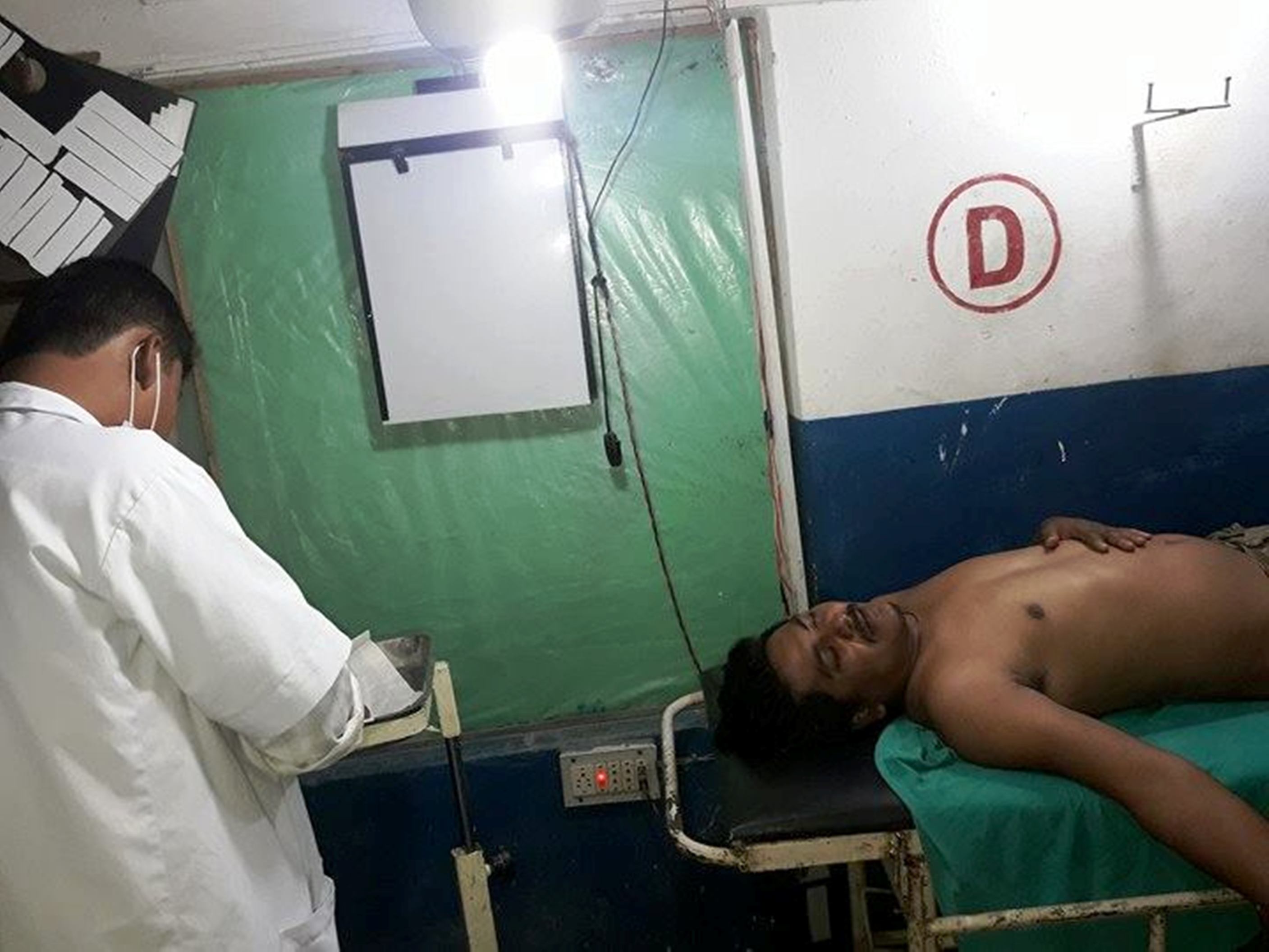 Injured truck Driver Girvand Mahat receiving treatment at Chandranigahapur Hospital on Monday, April 02, 2018. Photo: Prabhat Kumar Jha