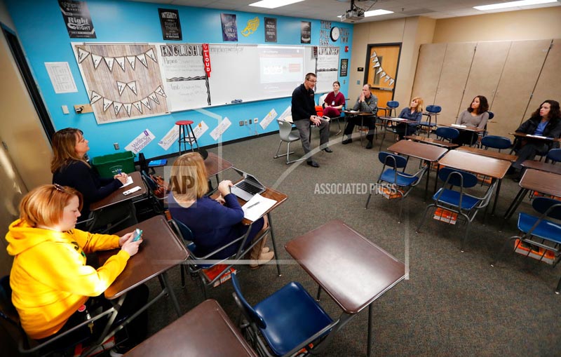In this March 28, 2018, photo, Dr Richard Sidwell leads a medical training session for teachers and staff at Southeast Polk High School in Pleasant Hill, Iowa. Photo: AP