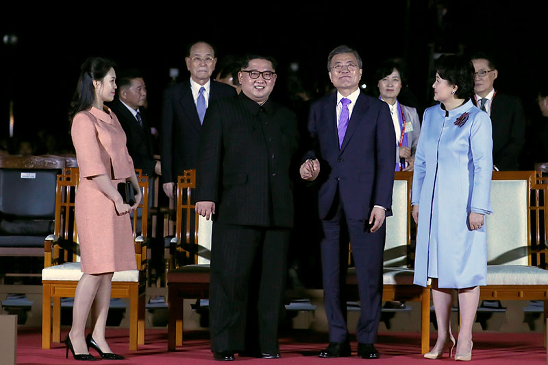 South Korean President Moon Jae-in, North Korean leader Kim Jong Un, Kim's wife Ri Sol Ju and Moon's wife Kim Jung-sook attend a farewell ceremony at the truce village of Panmunjom inside the demilitarized zone separating the two Koreas, South Korea, April 27, 2018.   Korea Summit Press Pool/Pool via Reuters