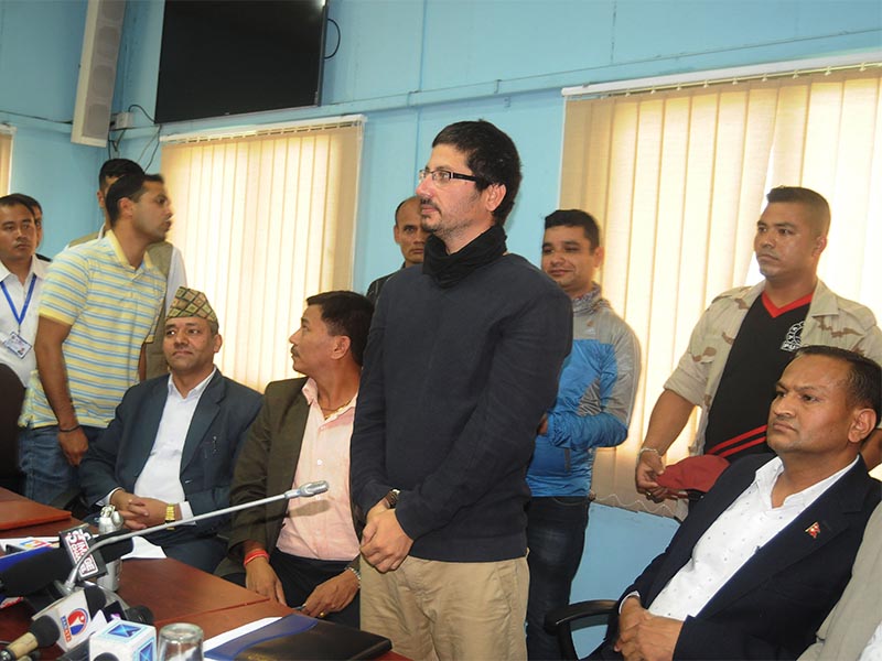 Police making public Chudamani Upreti, aka Gorey, of Urlabari, mastermind behind the smuggling of 33 kg gold and related murder of Sanam Shakya, by organising a press conference at the Ministry of Home Affairs, in Kathmandu, on Tuesday,  May 22, 2018. Photo: Balkrishna Thapa Chhetry/THT