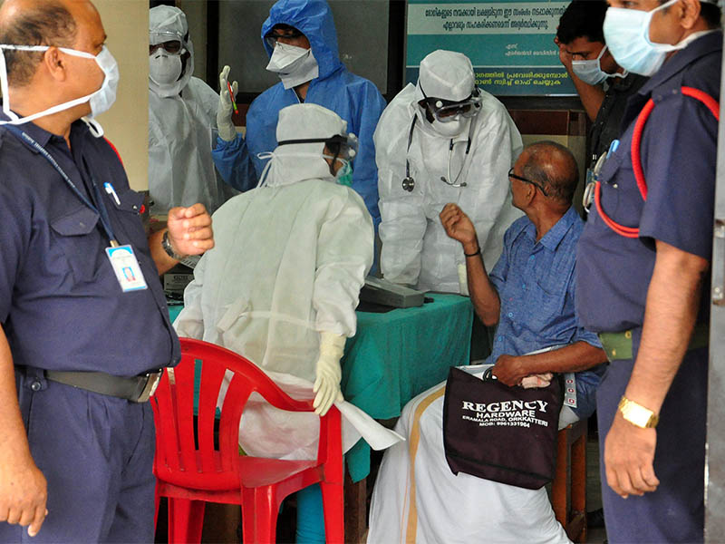 Medics wearing protective gear examine a patient at a hospital in Kozhikode in the southern state of Kerala, in India, on Monday, May 21, 2018. Photo: Reuters