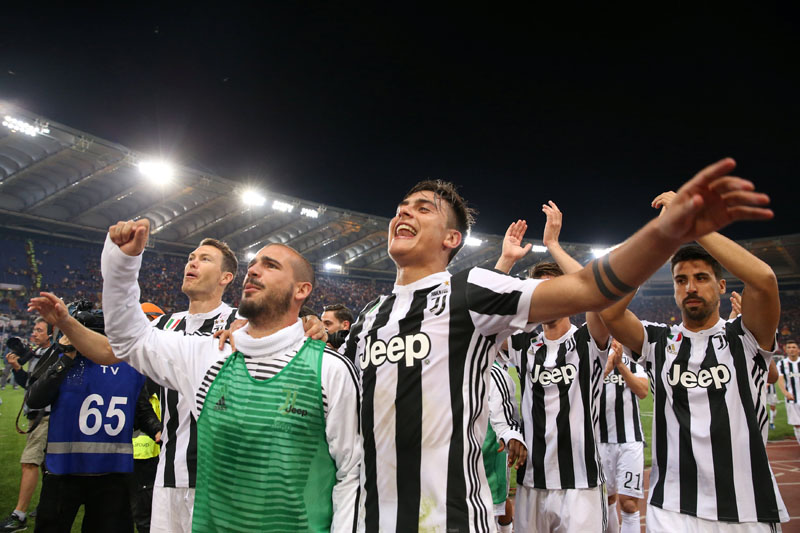 Juventus' Paulo Dybala, Stefano Sturaro celebrates with teammates  after winning the Serie A Title, at Stadio Olimpico, Rome, Italy, on May 13, 2018. Photo: Reuters