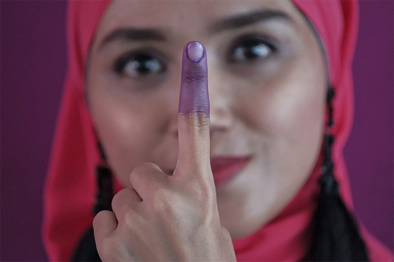 A Malaysian Muslim woman shows her inked finger after casting her ballot during the voting day of general elections in Kuala Lumpur, Malaysia, on Wednesday, May 9, 2018.Photo: Associated Press
