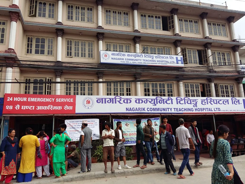 Relatives of a patient protest outside Nagarik Community Teaching Hospital, in Bhaktapur, on May 28, 2018. Photo: Anita Shrestha/THT