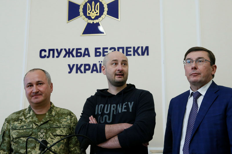 Russian journalist Arkady Babchenko (C), who was reported murdered in the Ukrainian capital on May 29, Ukrainian Prosecutor General Yuriy Lutsenko (R) and head of the state security service (SBU) Vasily Gritsak attend a news briefing in Kiev, Ukraine May 30, 2018. REUTERS/Valentyn Ogirenko