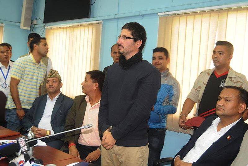 Police making public Chudamani Upreti, aka Gorey, of Urlabari, mastermind behind the smuggling of 33 kg gold and related murder of Sanam Shakya, by organising a press conference at the Ministry of Home Affairs, in Kathmandu, on Tuesday,  May 22, 2018. Photo: Balkrishna Thapa Chhetry/THT