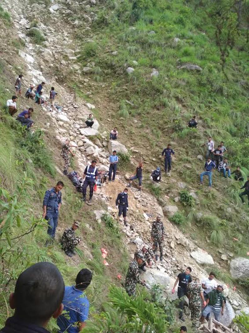 Security personnel and locals on a rescue mission after a jeep accident in Dudhkunda Municipality, Solukhumbu, on Friday, June 29, 2018. Photo: THT