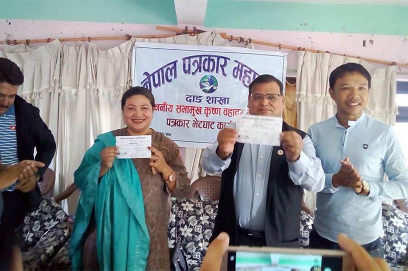 Speaker Krishna Bahadur Mahara showing his life membership receipt of Sarbodaya Library at a nfunction organised by Federation of Nepali Journalists, in Ghorahi, on Thursday, June 21, 2018. Photo: THT