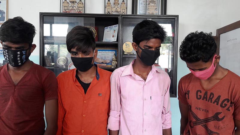 Police making public four persons held for cheating people through fake lottery schemes on social network sites in District Police Office, Parsa, on Tuesday, JUne 12, 2018. Photo: THT