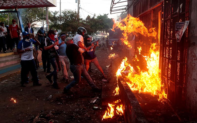 Demonstrators burn the Sandinista radio station during clashes with riot police during a protest against Nicaragua's President Daniel Ortega's government in Managua, Nicaragua, on May 30, 2018. Photo: Reuters