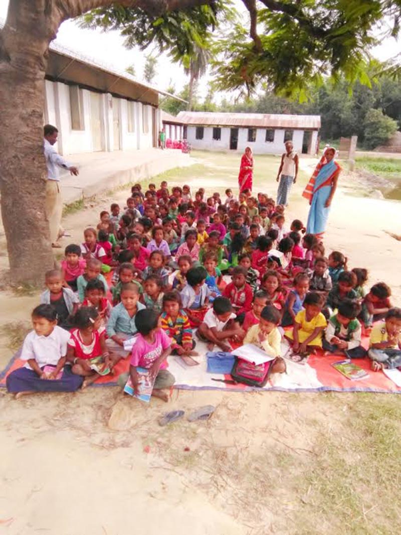 A class in progress under a tree at Shree Khublala Jagannath Shakti Basic School, in Saptari, on Sunday, June 17, 2018. Photo: THT