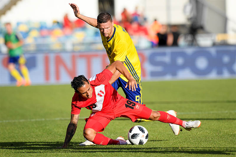 Peru's Yoshimar Yotun and Sweden's Marcus Berg fight for the ball. Photo: Reuters