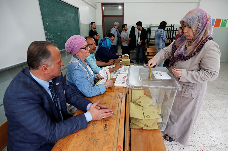 A woman casts her ballot for Turkey's presidential and parliamentary elections at a polling station in Yalova, Turkey June 24, 2018. Photo: Reuters