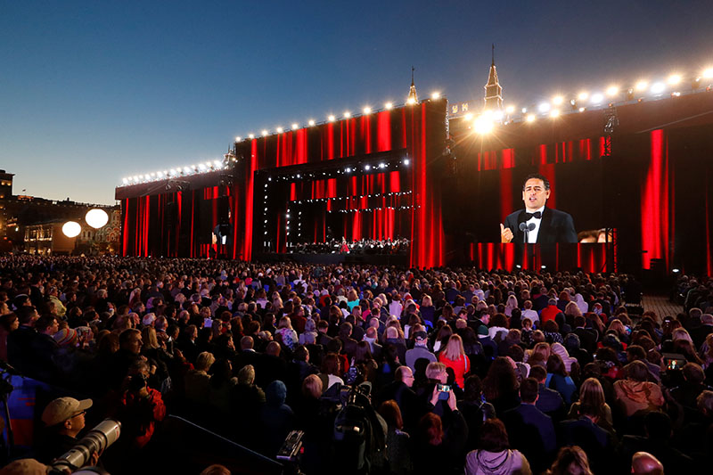 People listen to Peruvian tenor Juan Diego Florez during a gala concert, dedicated to the upcoming World Cup, in Red Square, Moscow, Russia, on June 13, 2018. Photo: Reuters