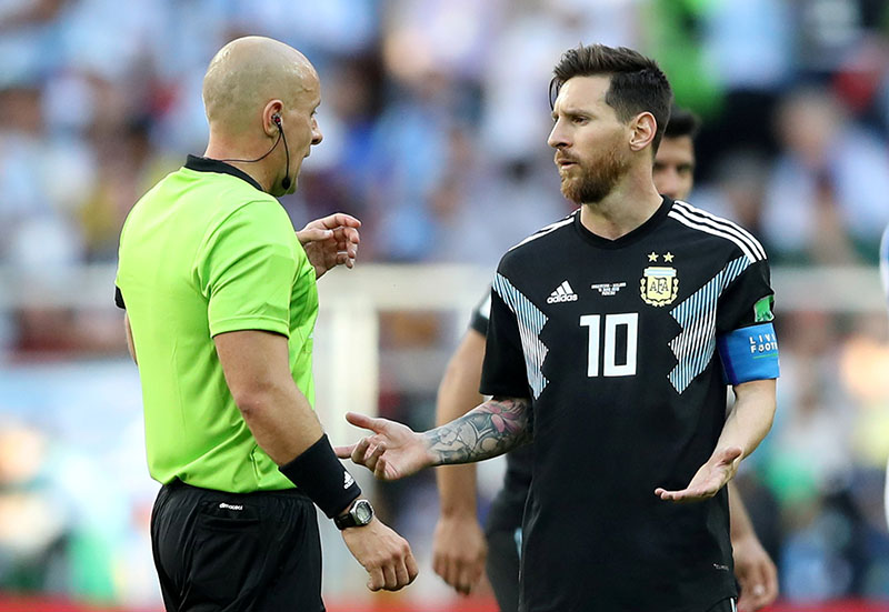 Soccer Football - World Cup - Group D - Argentina vs Iceland - Spartak Stadium, Moscow, Russia - June 16, 2018   Argentina's Lionel Messi talks to referee Szymon Marciniak    REUTERS/Carl Recine