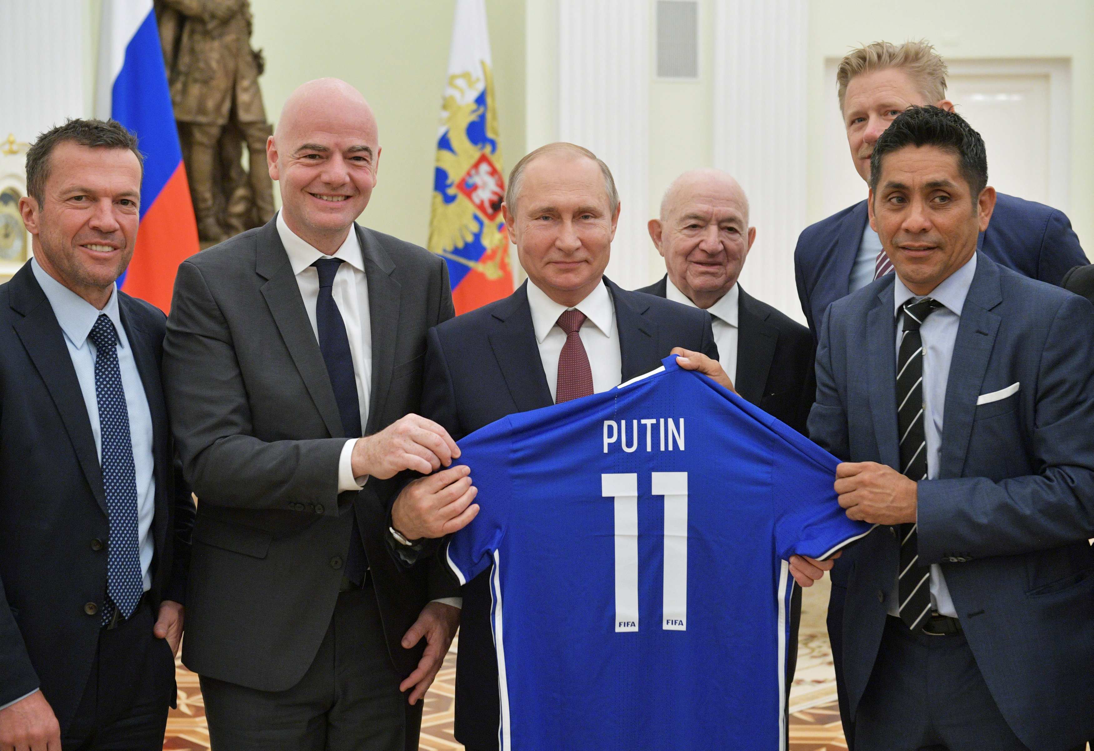 Russia's President Vladimir Putin (C) poses for a picture with (L-R) former player of team Germany Lothar Matthaeus, FIFA President Gianni Infantino, First Vice President of the Russian Football Union Nikita Simonyan, former player of team Denmark Peter Schmeichel and former player of team Mexico Jorge Campos during a meeting at the Kremlin in Moscow, Russia July 6, 2018. Photo: Reuters